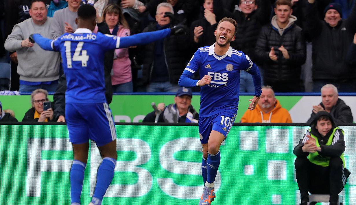 Selebrasi gelandang Leicester City, James Maddison (kanan) setelah menjebol gawang Tottenham Hotspur pada laga Liga Inggris 2022/2023 di King Power Stadium, Leicester (11/2/2023). James Maddison menjadi target utama klub-klub di Liga Inggris setelah Leicester City terdegradasi. Arsenal harus bersaing dengan Tottenham Hotspur dan Nwecastle United untuk mendapatkannya. Kehadirannya amat berguna bagi The Gunners yang akan bermain di Liga Champions musim depan. (AFP/Geoff Caddick)
