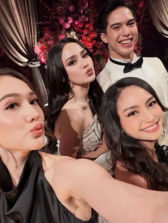 Wajah kulit putihnya diaplikasikan blush on coral serasi dengan lipstiknya.  [@its_lauramoane2]