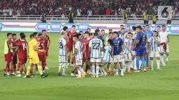 Dia kemudian berhasil diamankan oleh petugas. (Bola.com/Muhammad Iqbal Ichsan)