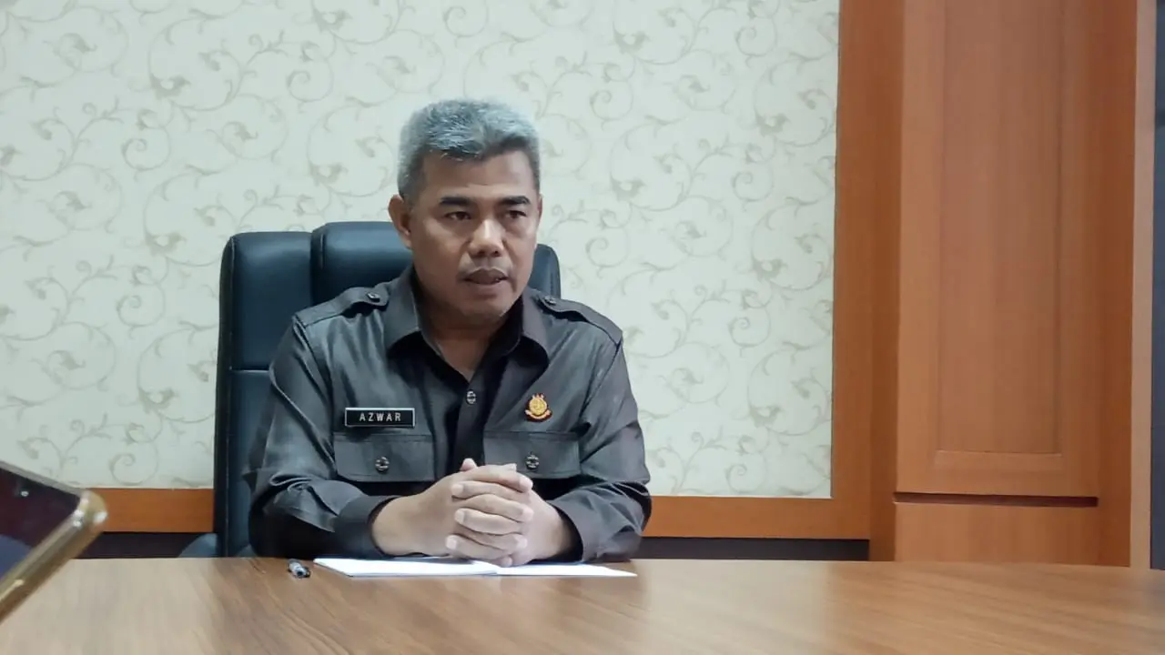 Kepala Kejaksaan Negeri Garut Azwar, tengah memberikan penjelasannya kepada awak media di Garut, Jawa Barat