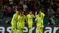 Luis Suarez merayakan gol yang dicetaknya bersama rekan-rekannya dalam lanjutan babak perempatfinal Liga Champion di Stadion Parc des Princes, Paris, Perancis. Rabu (15/4). Barcelona unggul 3-1 dalam pertandingan itu