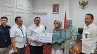 Kemenag menyerahkan ekstra cover kepada keluarga jemaah haji 2023 yang meninggal di pesawat. Masing-masing jemaah mendapatkan santunan ekstra cover Rp125 juta. (Foto: Humas Kemenag)