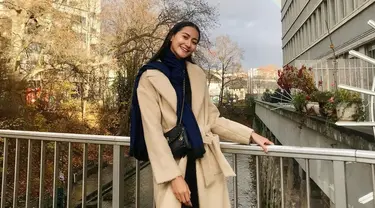 Raden Roro Ayu Maulida Putri atau lebih dikenal dengan Ayu Maulida memang selalu tampil menawan. Berlibur ke Zurich, Swiss, ia tampil dengan setelan musim dingin. Outer berwarna krim dan syal biru gelap melengkapi penampilannya dengan pakaian berwarna hitam. (Liputan6.com/IG/@ayumaulida97)