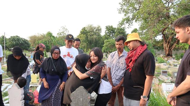 Momen Nayla D Purnama dan Anggy Umbara nyekar ke makam almarhumah Vina di Cirebon Jawa Barat, November 2023. (Foto: Dok. Dee Company)
