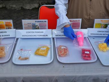 Petugas Balai Besar Pengawas Obat dan Makanan (BBPOM) DKI Jakarta menguji sampel takjil di kawasan Bendungan Hilir, Jakarta, Rabu (5/4/2023). (Liputan6.com/Angga Yuniar)