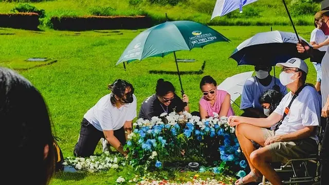 6 Potret Joanna Alexandra Ziarah ke Makam Raditya Oloan, Berusaha Tegar dan Bisa Tersenyum