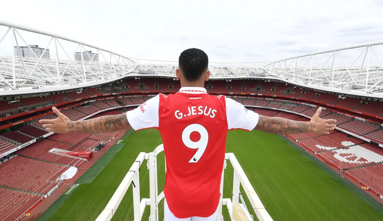 <p>Berfoto di atas Stadion Emirates dengan gestur seperti Patung Cristo Redentor di Rio de Janeiro, Gabriel Jesus resmi diperkenalkan sebagai rekrutan baru Arsenal pada Senin (04/07/2022). (Foto: Twitter/Arsenal)</p>