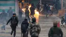 Demonstran berlari saat diserang petugas dalam aksi di Srinagar, Kashmir, India, Jumat (3/2). Demonstran memprotes hukuman mati yang diberikan oleh pengadilan Kolkata terhadap seorang pria Kashmir bernama Muzaffar Ahmed. (AP Photo/Dar Yasin)