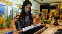 Seorang perajin menyelesaikan pembuatan kain songket Palembang saat acara &quot;Sriwijaya Heritage&quot; di Ballroom Hotel Dharmawangsa, Jakarta. (Antara)