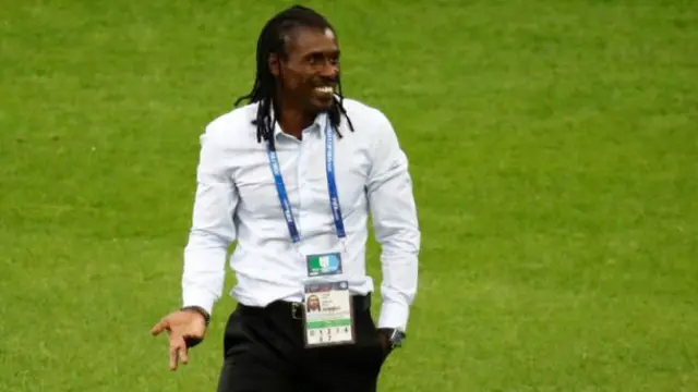 Berbeda dengan pelatih lainnya yang terlihat rapi dengan potongan rambut cepak dan klimis, Cisse justru tampil nyentrik.