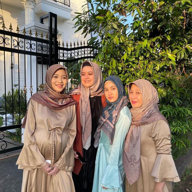 6 Potret Kebersamaan Cut Syifa dan Ibunda, Bak Kakak Adik