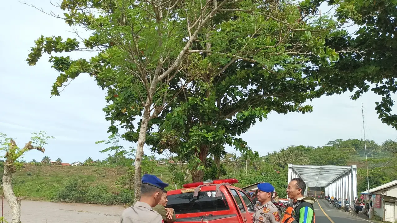 Sat Polairud, Kepolisian Sektor Pakenjeng, bersama tim SAR dan Muspika setempat dibantu warga sekitar langsung mengerahkan personel serta peralatan penyelamatan dalam pencarian korban Abdul. (Liputan6.com/Jayadi Supriadin)