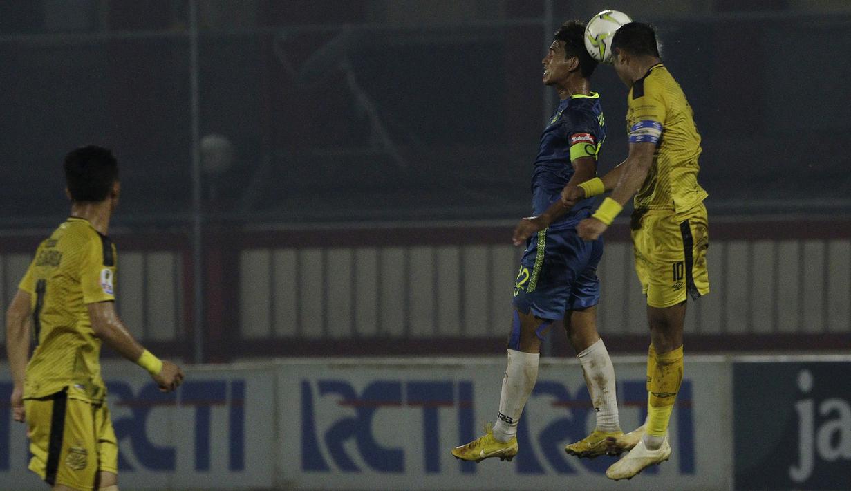 Bek Bhayangkara FC, Jajang Mulyana, duel udara dengan striker PSIS Semarang, Hari Nur Yulianto, pada laga Piala Indonesia di Stadion PTIK, Jakarta, Selasa (19/2). Akibat kejadian itu Jajang langsung dilarikan ke rumah sakit. (Bola.com/Yoppy Renato)