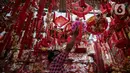 Pedagang merapikan lampu lampion untuk imlek di kawasan Glodok, Jakarta, Sabtu (15/1/2022). Meski Perayaan Tahun Baru Imlek masih beberapa pekan lagi, beragam pernak-pernik Imlek mulai banyak dijajakan di kawasan Pecinan Glodok. (Liputan6.com/Faizal Fanani)