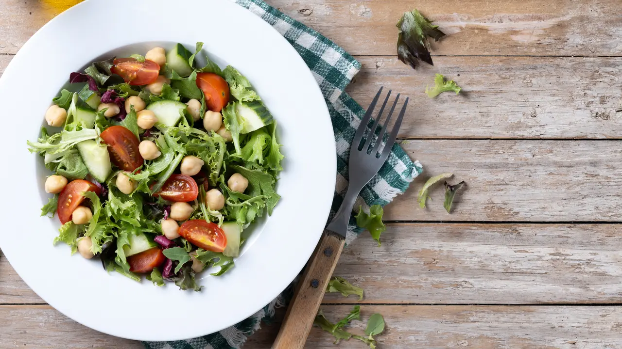 Chickpea Salad dengan Lemon Dressing sebagai Menu Diet yang Sehat