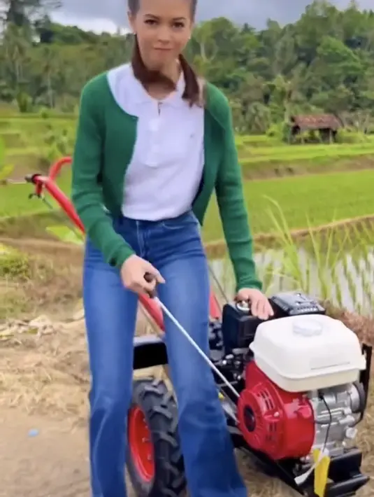 Yuki juga tampil dengan inner putih, dipadukan cardigan hijau dan celana denimnya.  [Instagram/@Yukikt]