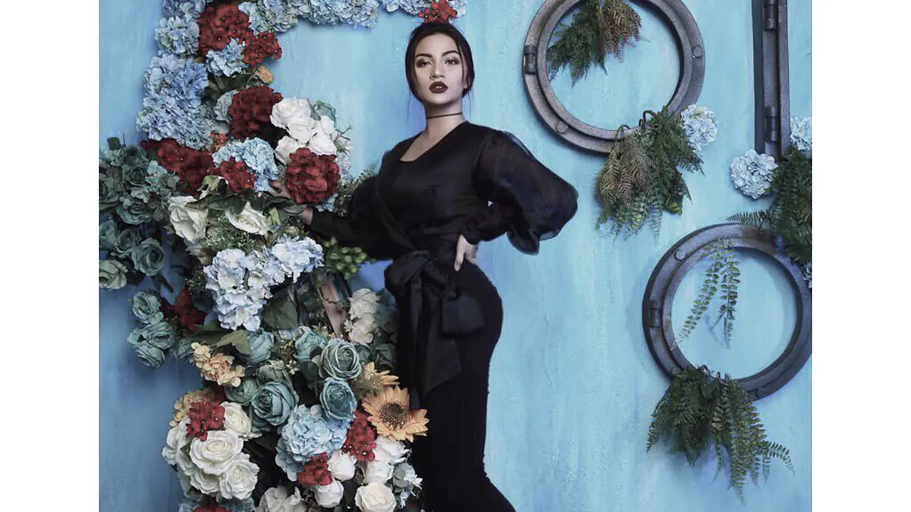 [Bintang] Seksi Elegan, Ini 8 Gaya Ariel Tatum Saat Pakai Busana Hitam