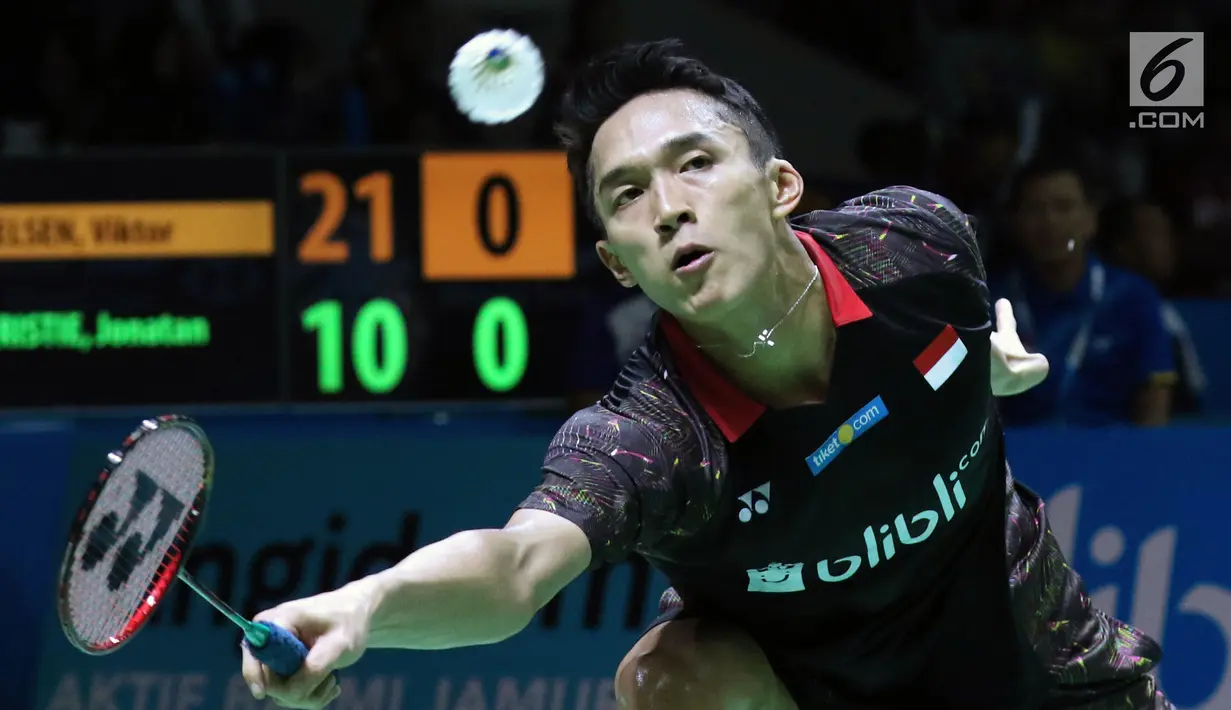Tunggal putra Indonesia Jonatan Christie mengembalikan kok ke arah pebulutangkis Denmark, Viktor Axelsen pada babak pertama Indonesia Open 2018 di Istora GBK, Jakarta, Selasa (3/7). Jonatan kalah 10-21, 19-21. (Liputan6.com/Helmi Fithriansyah)