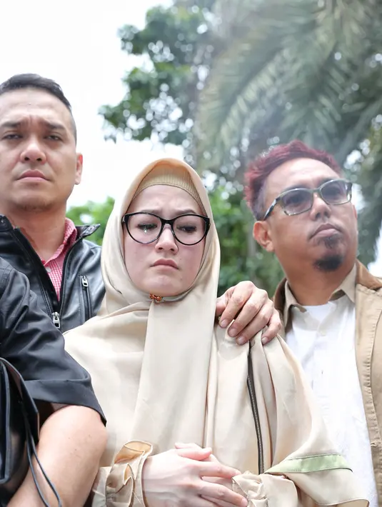 Lyra Virna dilaporkan lantaran diduga melakukan pencemaran nama baik terkait postingan dalam akun Instagramnya beberapa waktu lalu. Postingan yang berisi curahan hati gagal berangkat haji itu diduga melanggar Undang-Undang ITE. (Adrian Putra/Bintang.com)