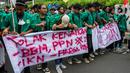 Mahasiswa dari berbagai kampus membentangkan spanduk saat menuju gedung DPR, Jakarta, Senin (11/4/2022). Mahasiswa menuntut sejumlah isu, diantaranya pemerintah menstabilkan harga bahan bakar yang naik, minyak goreng langka dan tolak jabatan Presiden 3 Periode. (Liputan6.com/Johan Tallo)