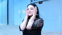 Tidur dengan Mulut Mangap, Dewi Perssik Tetap Menawan