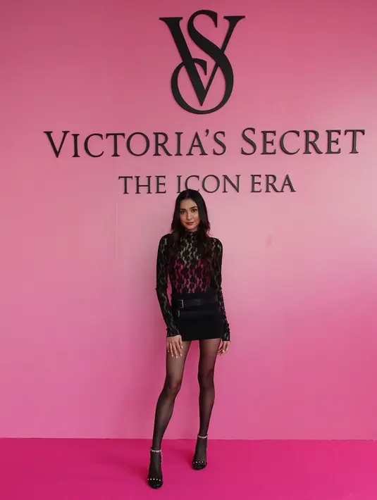 Mikha pun tampil dengan makeup bersinar yang tak berlebihan. Rambut panjang ditata ikal dan dibiarkan tergerai. [Foto: Instagram/miktambayong]