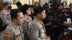 Kadiv Humas Polda Metro Jaya Kombes Pol E Zulpan menyampaikan keterangan saat jumpa pers terkait kasus kekerasan dalam rumah tangga (KDRT) yang dilakukan oleh artis Rizky Billar di Polres Metro Jakarta Selatan, Rabu (12/10/2022). Polres Metro Jakarta Selatan resmi menaikkan status Rizky Billar dari saksi menjadi tersangka dalam kasus KDRT yang dilakukan terhadap Lesti Kejora. (Liputan6.com/Herman Zakharia)