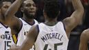 Para pemain Utah Jazz merayakan keberhasilan mencetak poin saat melawan Houston Rockets pada playoff game kedua NBA basketball di Toyota Center, Houston, (2/5/2018). Utah Jazz menang 116-108. (AP/Eric Christian Smith)