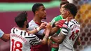 Sempat terjadi insiden antara Marcus Rashford dengan Ezri Konsa usai keduanya saling merebutkan bola panjang hasil dari umpan balik cepat di depan gawang Aston Villa. (Foto: AFP/Pool/Michael Steele)