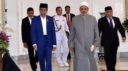 Presiden Joko Widodo berjalan bersama Imam Besar Al-Azhar Ahmad Muhammad Ath-Thayeb bersiap membuka Konsultasi Tingkat Tinggi (KTT)  Ulama dan Cendekiawan Muslim Dunia di Istana Bogor, Jawa Barat, (1/5). (Liputan6.com/Pool/Biro PersSetpres)