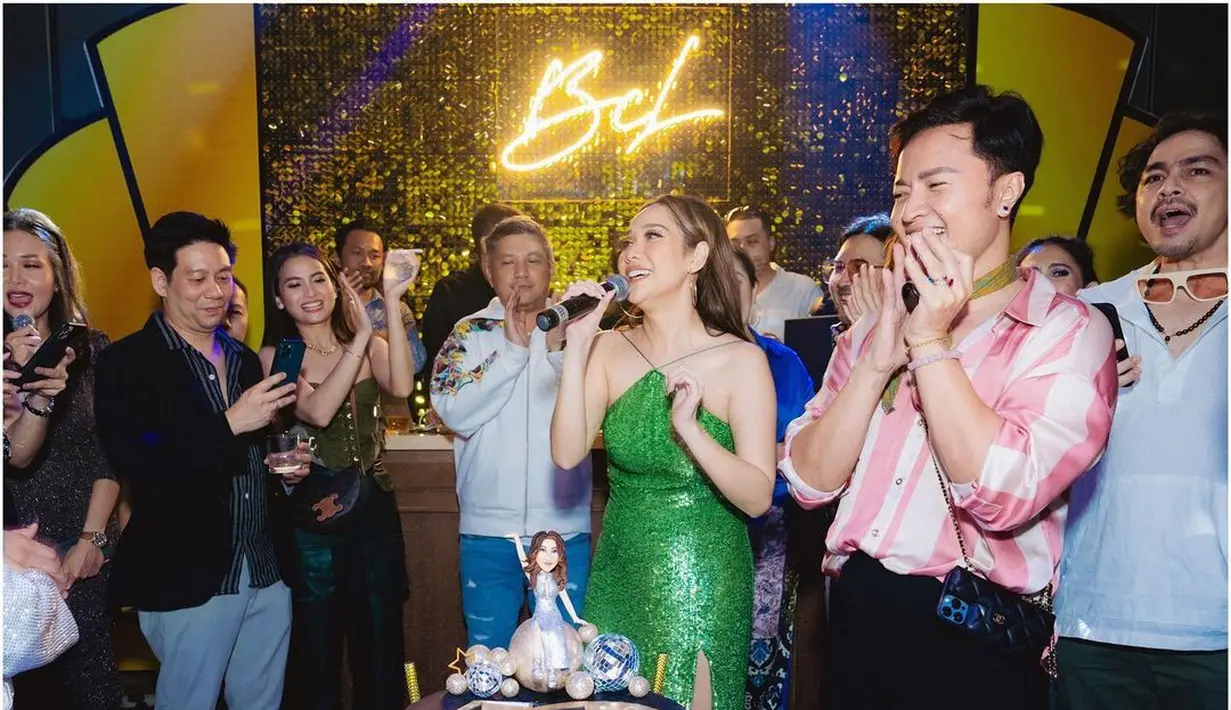 Perempuan seorang anak itu tampil anggun meski usianya genap  40 tahun. Puluhan orang hadir dalam acara tersebut.[Instagram/gadiiing]