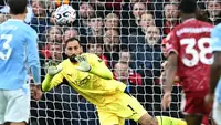 Kiper Manchester City Gianluigi Donnarumma menghentikan percobaan Liverpool pada laga Liga Inggris 2026/2027 di Anfield, Minggu (11/10/2026). (AFP/Paul Ellis)