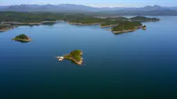 Foto dari udara yang diabadikan pada 1 September 2020 menunjukkan pemandangan Waduk Miyun di pinggiran timur laut Beijing, ibu kota China. Waduk Miyun yang memiliki kapasitas penyimpanan air sekitar 4,4 miliar meter kubik menandai 60 tahun pengoperasiannya pada Selasa (1/9). (Xinhua/Zhang Chenlin)
