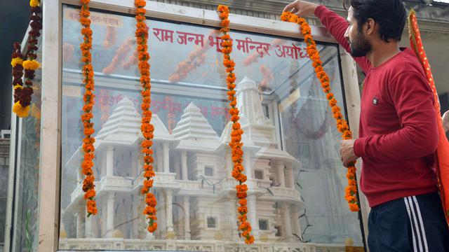 Seorang anggota umat Hindu Bajrang Dal memasang karangan bunga model kuil Ram saat prosesi memperingati 24 tahun pembongkaran Masjid Babri di Ayodhya, di Amritsar pada 6 Desember 2016.