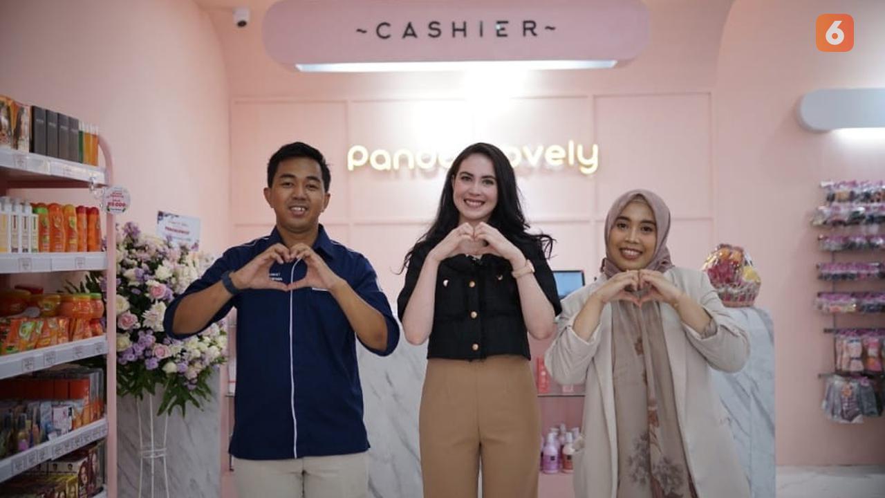 kiri ke kanan: Indra Rinaldy , Arumi Bachsin, Siti Sholikah dalam acara peresmian gerai Panda Lovely di Gresik, Jawa Timur, Sabtu 17 Desember 2022.