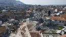 Sebuah foto udara yang diambil pada 11 Februari 2023 menunjukkan masjid Habib-i Neccar yang hancur di kota bersejarah Antakya, Turki. Masjid ini dibangun setelah penaklukan kota oleh Muslim, yang kemudian dikenal sebagai Antiokhia, di lokasi sebuah kuil Romawi dan gereja belakangan. (Photo by Yasin AKGUL / AFP)