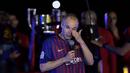 Kepergian Xavi ke Qatar membuat ban kapten Barcelona otomatis diserahkan kepada Andres Iniesta. Memimpin tim sejak 2015 hingga 2018, Iniesta berhasil mengantarkan Barcelona dua kali meraih juara LaLiga dan tiga kali Copa del Rey. (Foto: AFP/Lluis Gene)