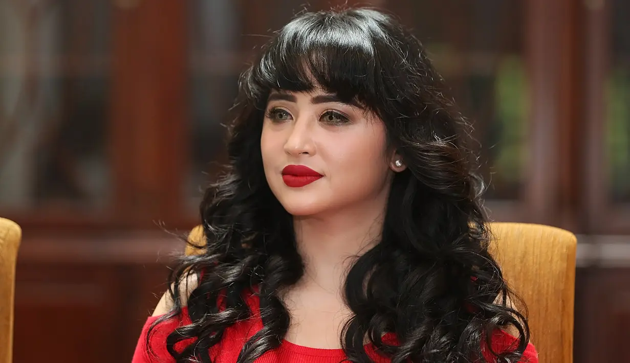 Dewi Perssik, tidak hanya bersuara emas namun juga memiliki kemampuan berakting yang mumpuni. Tak lama lagi, Dewi akan kembali hadir di layar televisi untuk membintangi serial tv yang cukup legendaris. (Bambang E.Ros/Bintang.com)