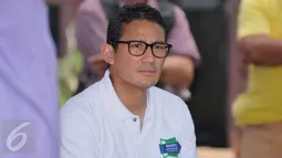 Bakal calon Gubernur DKI Jakarta Sandiaga Uno saat berdialog dengan warga Pasar Johar Jakarta, Minggu (24/4/2016). Sandiaga Uno dan berjanji akan membenahi kawasan tersebut serta memberi modal usaha bagi warga. (Liputan6.com/Gempur M Surya)