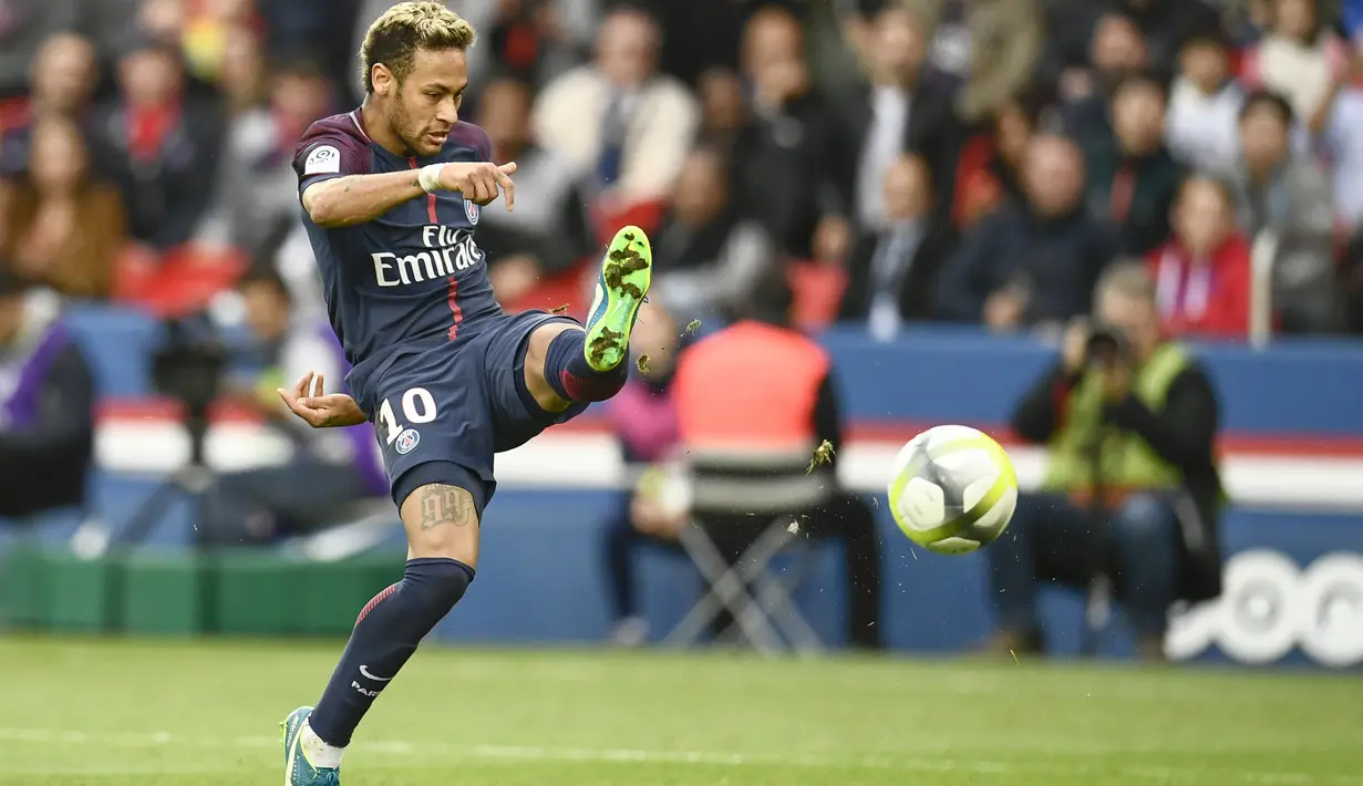 Neymar hingga pekan ke-9 telah mengoleksi enam gol untuk Paris Saint-Germain. Koleksi gol tersebut mengantar Neymar berada pada peringkat keenam klasemen top scorer Ligue 1 Prancis. (AFP/Christophe Simon)