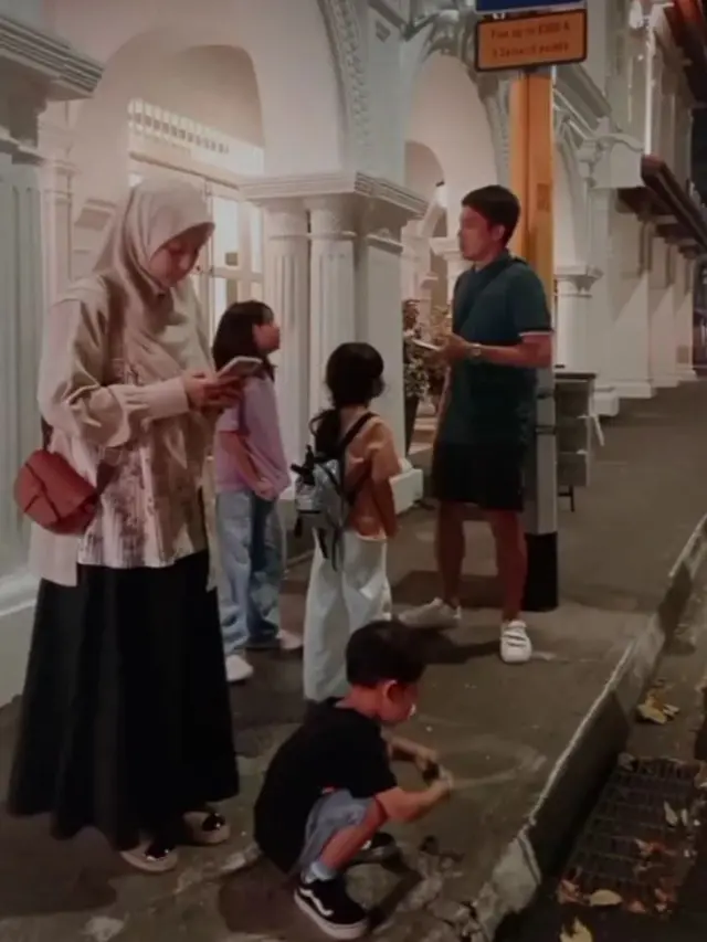 Demi Anak, 5 Artis Ini Liburan ke Luar Negeri dengan Mantan Pasangan