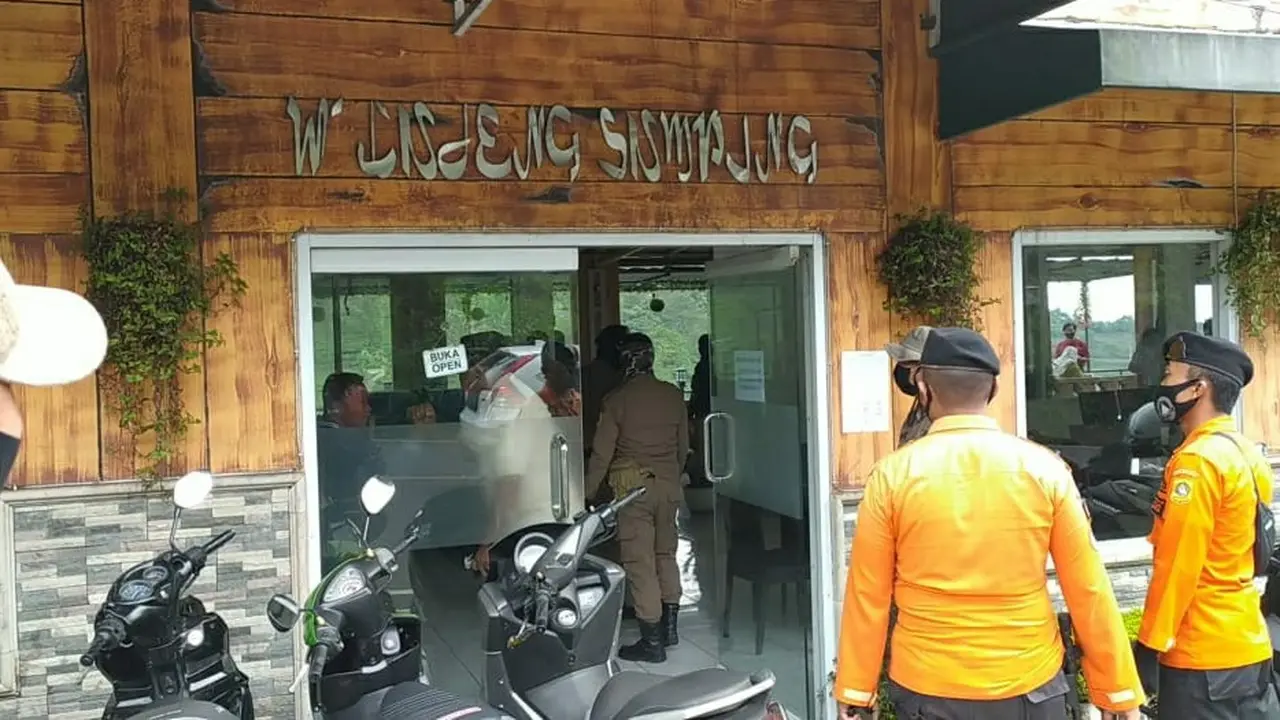 Aparat gabungan sedang membubarkan pengunjung yang sedang makan di kawasan Puncak, Bogor, Selasa (26/5/2020).