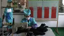 Pekerja memakai masker di Pabrik Sepatu Kulit Wonsan, tempat mereka memproduksi sepatu kulit buatan tangan di Wonsan, Provinsi Kangwon, Korea Utara pada 28 Oktober 2020. (AP Photo/Jon Chol Jin)