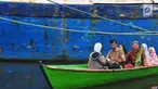 Umat muslim naik perahu menuju dermaga untuk menjalankan Salat Idul Adha 1438 H di kawasan Pelabuhan Sunda Kelapa, Jakarta, Jumat (1/9). Setelah menjalankan salat, umat muslim melakukan penyembelihan hewan kurban. (Liputan6.com/Helmi Afandi)
