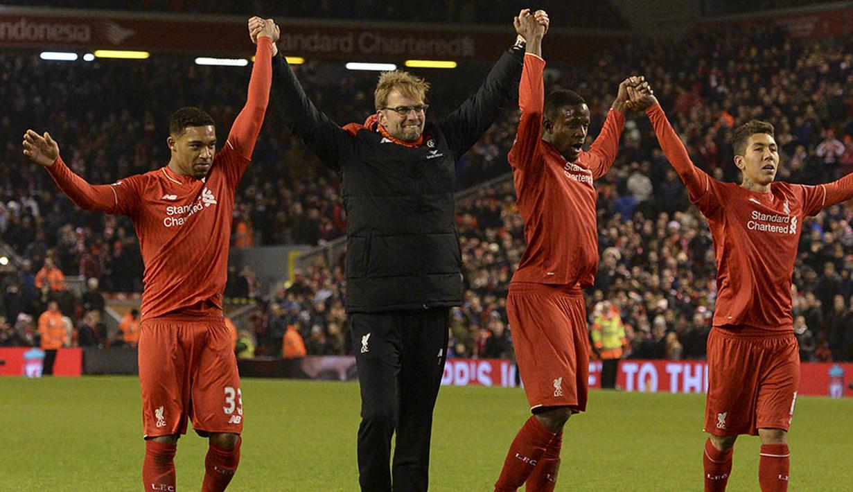 Pelatih dan pemain Liverpool menyapa suporter usai laga Liga Premier Inggris di Stadion Anfield, Inggris, Minggu (13/12/2015). (AFP/Oli Scarff)