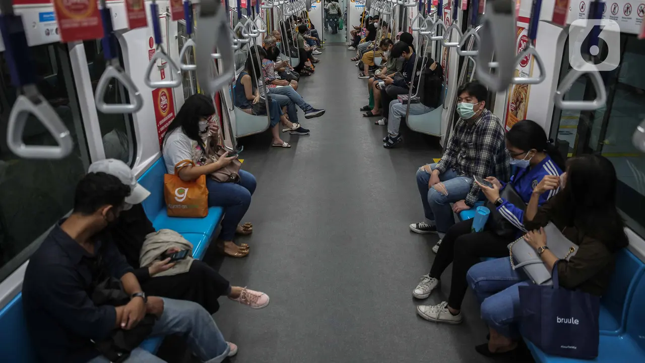 Penumpang menaiki moda transportasi MRT di Stasiun Bundaran HI, Jakarta, Sabtu (18/2/2023).