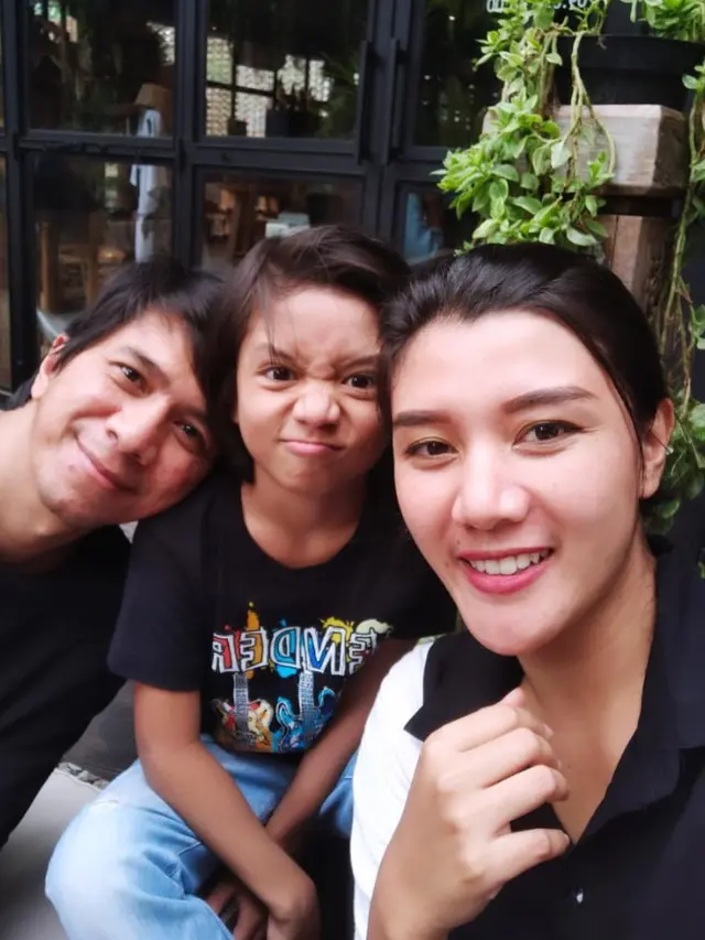 Dikaruniai Anak Kedua, Ini 6 Potret Sony J-Rocks dan Istri yang Jarang Tersorot