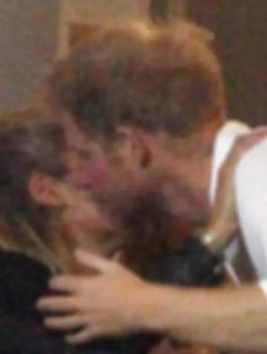 Pangeran Harry yang terbang kembali ke London menggunakan helikopter, mencium seorang gadis pirang (bukan Cressida Bonas) di pub setelah perayaan ulang tahunnya. (via dailymail.co.uk)