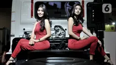 Dua model berpose di dekat salah satu kendaraan yang dipamerkan dalam GAIKINDO Indonesia International Commercial Vehicle Expo (GIICOMVEC) 2020 di JCC Senayan, Jakarta, Kamis (5/3/2020). Pesona model-model cantik nan seksi ini menjadi salah satu daya tarik pengunjung di GIICOMVEC 2020. (merdeka.com/