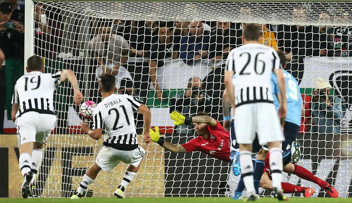 Pemain Juventus, Paulo Dybala, saat mencetak gol dari penalti ke gawang Lazio pada lanjutan Serie A di Stadion Juventus, Turin, Kamis (21/4/2016) dini hari WIB. (AFP/Marco Bertorello)